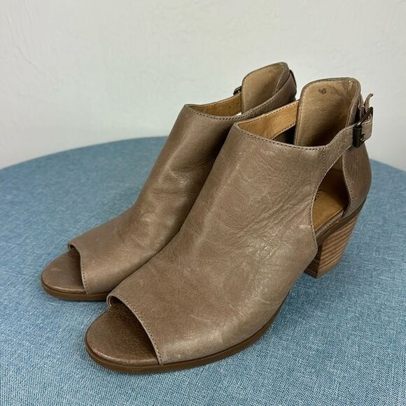 Lucky Brand Barimo Beige Leather Peep Toe Side Cutouts Heeled Booties Size 7.5 M - Picture 1 of 11